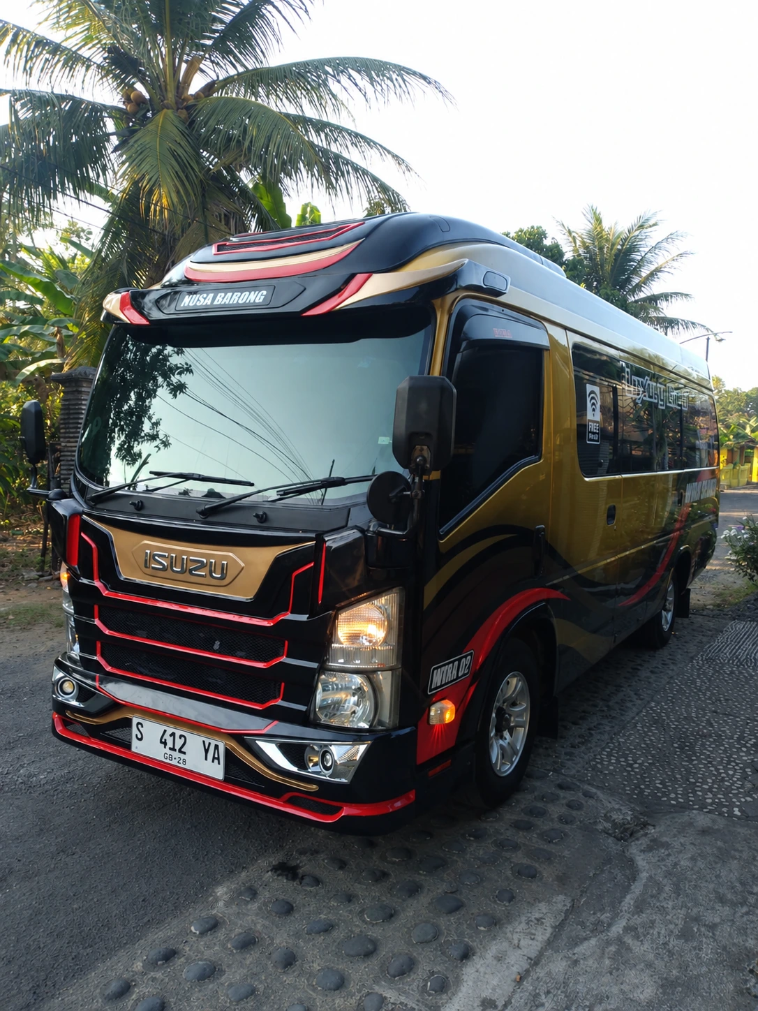 Isuzu Elf Executive hitam-emas tampak depan